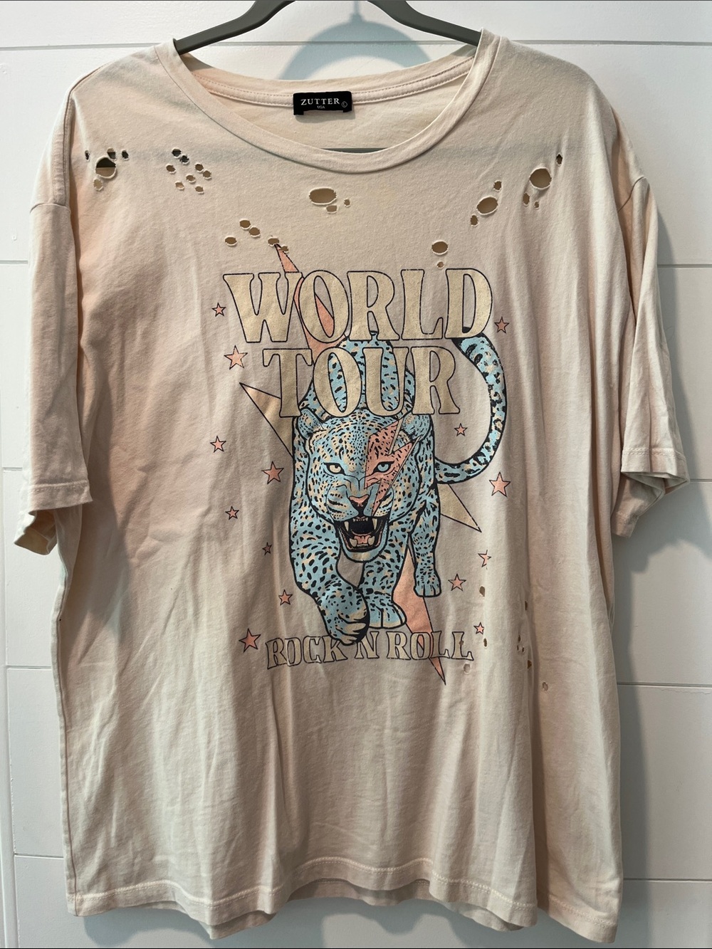 Zutter Women's Light Pink 'World Tour' Leopard Graphic Tee